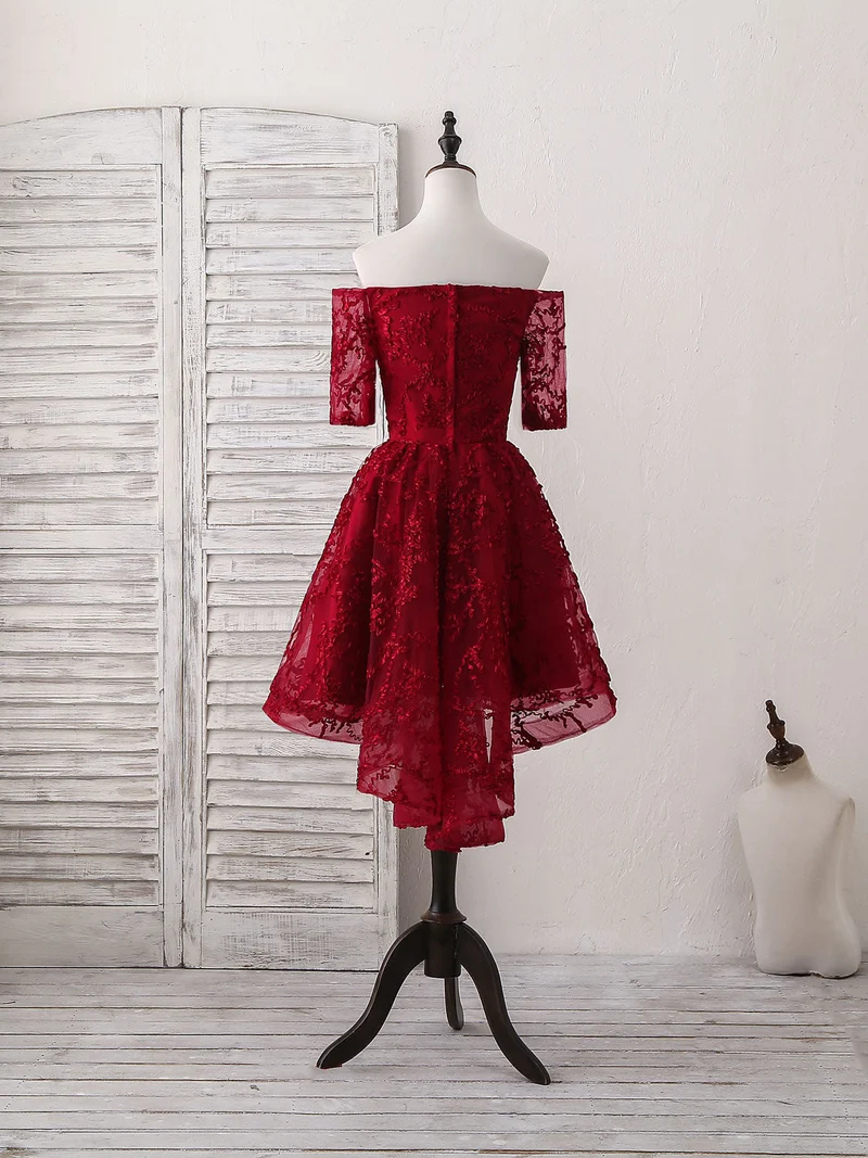 Robe de bal courte élégante en dentelle bordeaux : tenue parfaite pour un retour à la maison ou une fête