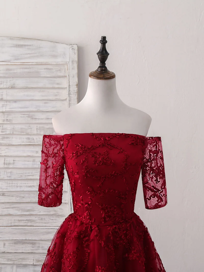 Robe de bal courte élégante en dentelle bordeaux : tenue parfaite pour un retour à la maison ou une fête