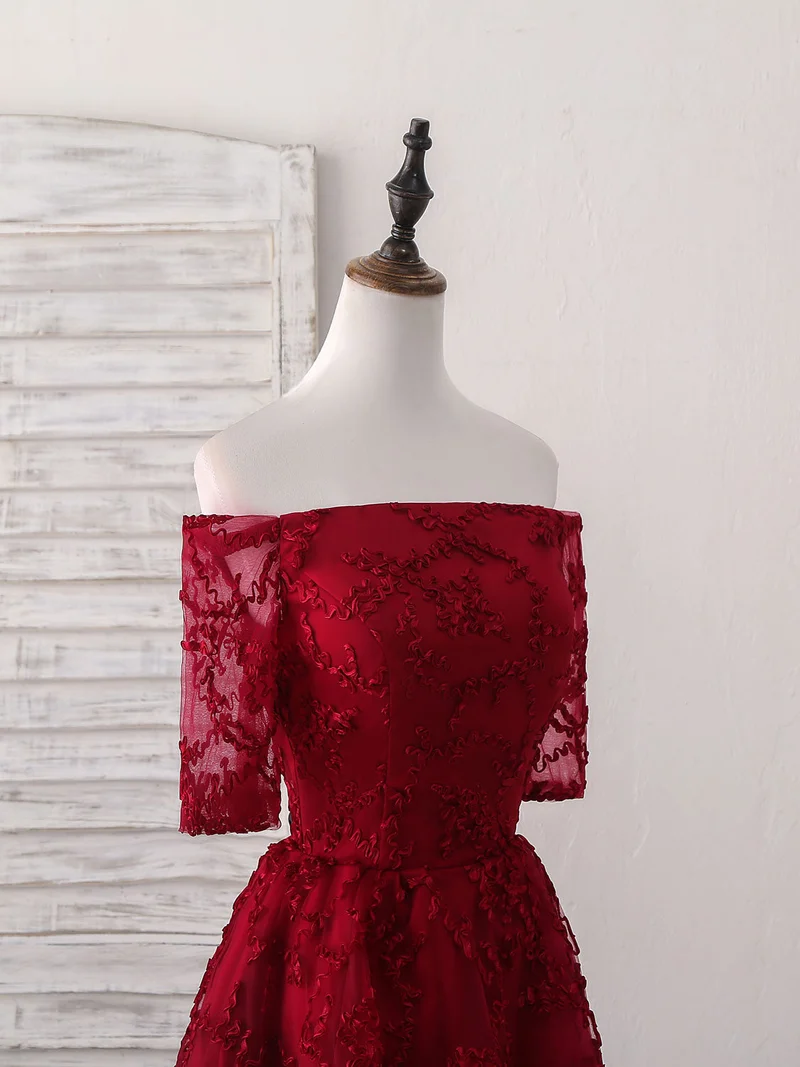 Robe de bal courte élégante en dentelle bordeaux : tenue parfaite pour un retour à la maison ou une fête
