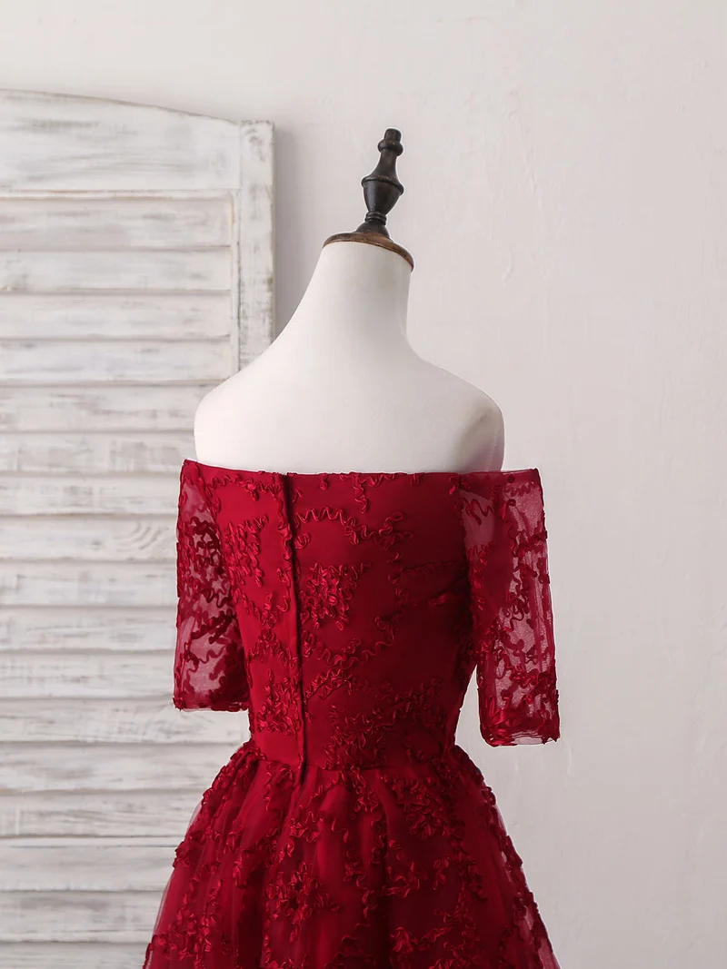 Robe de bal courte élégante en dentelle bordeaux : tenue parfaite pour un retour à la maison ou une fête
