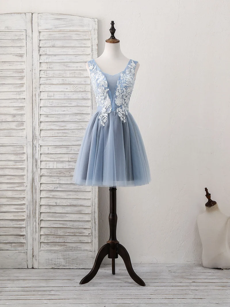 Jolie robe de bal courte bleue à col en V et dentelle appliquée en tulle pour le retour à la maison
