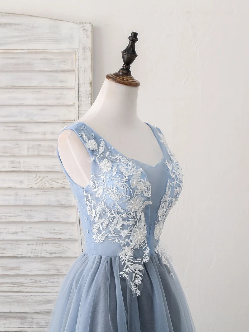 Jolie robe de bal courte bleue à col en V et dentelle appliquée en tulle pour le retour à la maison