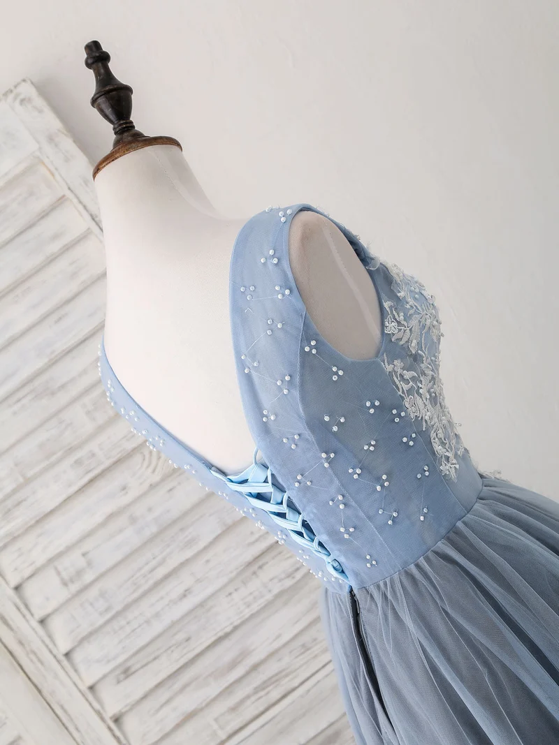 Jolie robe de bal courte bleue à col en V et dentelle appliquée en tulle pour le retour à la maison