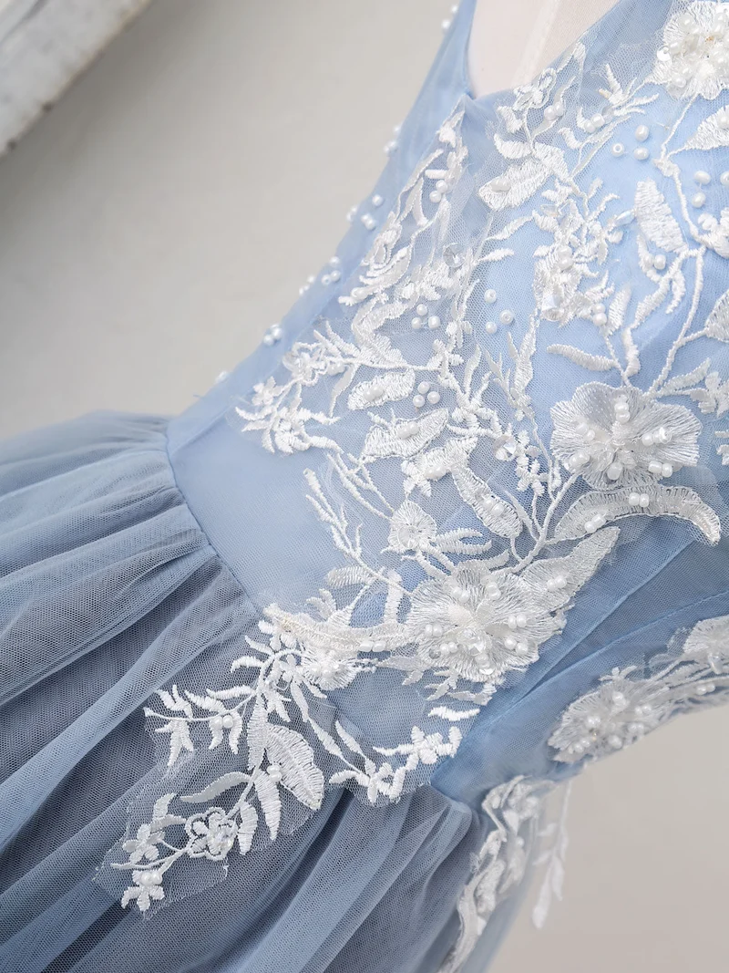 Jolie robe de bal courte bleue à col en V et dentelle appliquée en tulle pour le retour à la maison