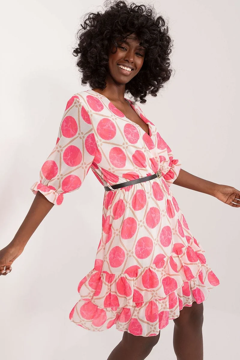 Robe blanche courte et légère avec des cercles roses