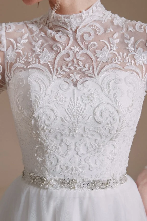 Robe de mariée élégante coupe trapèze, col haut, manches longues, avec dentelle en tulle