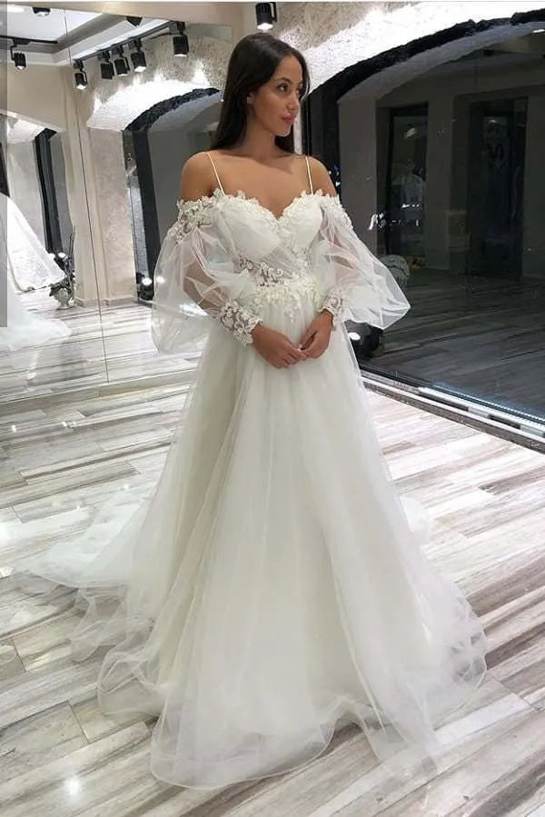 Robe de mariée élégante en tulle et dentelle, coupe trapèze, épaules dénudées, manches longues