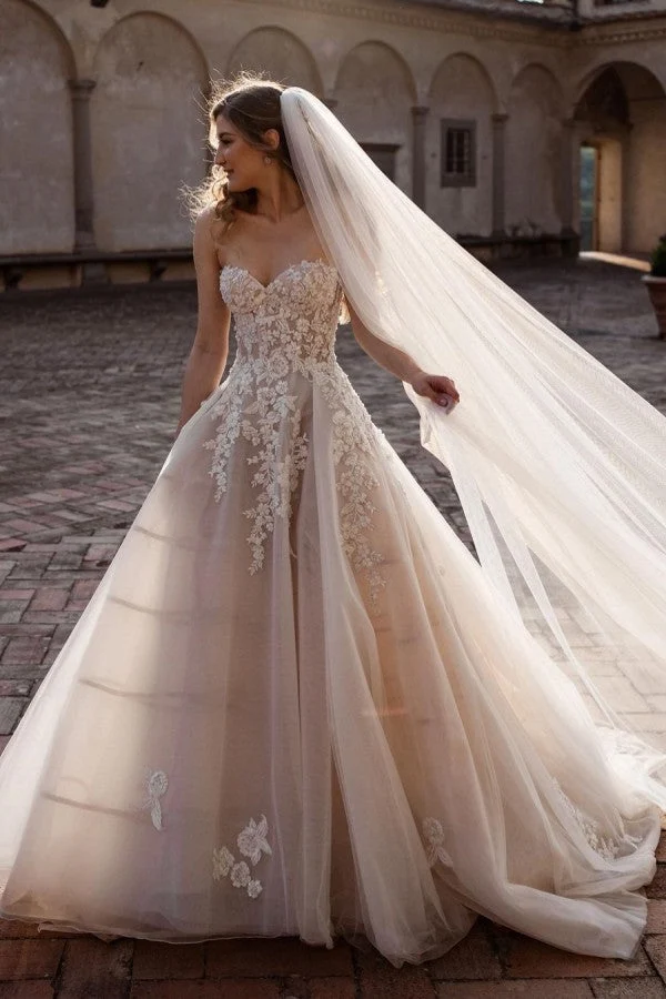 Robe de mariée élégante coupe trapèze dos nu avec détails en tulle et dentelle florale