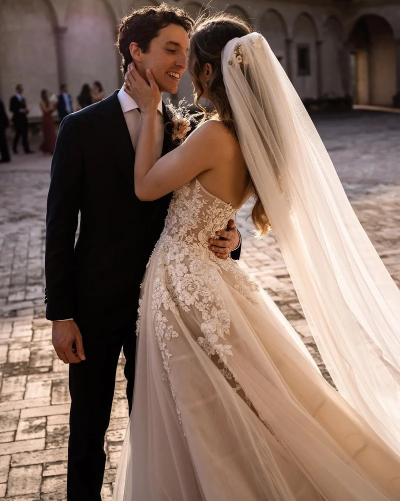 Robe de mariée élégante coupe trapèze dos nu avec détails en tulle et dentelle florale