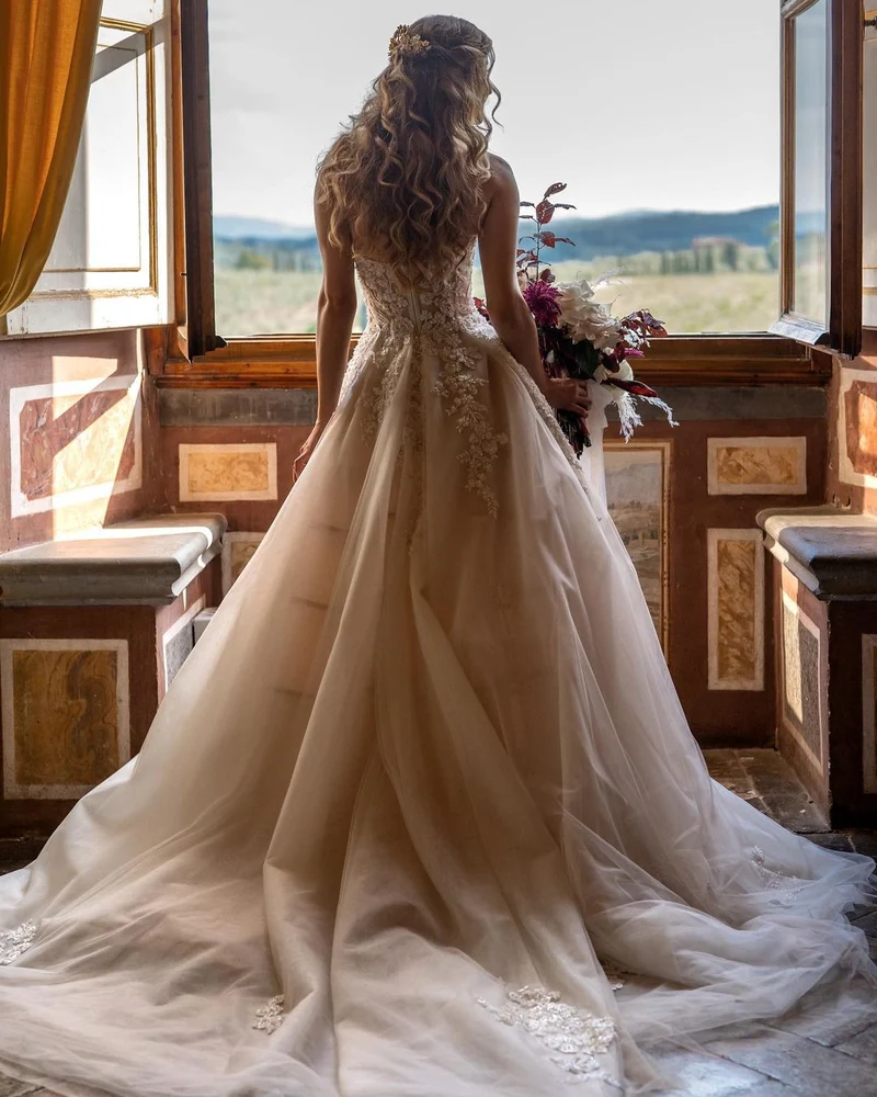 Robe de mariée élégante coupe trapèze dos nu avec détails en tulle et dentelle florale
