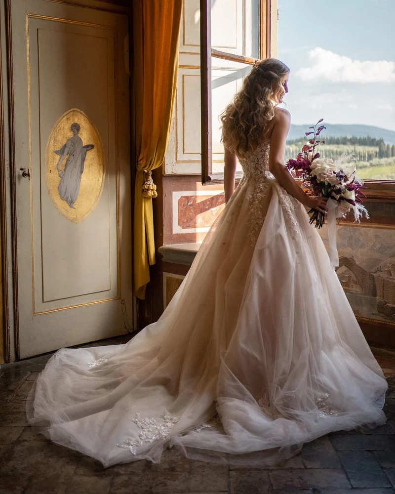 Robe de mariée élégante coupe trapèze dos nu avec détails en tulle et dentelle florale