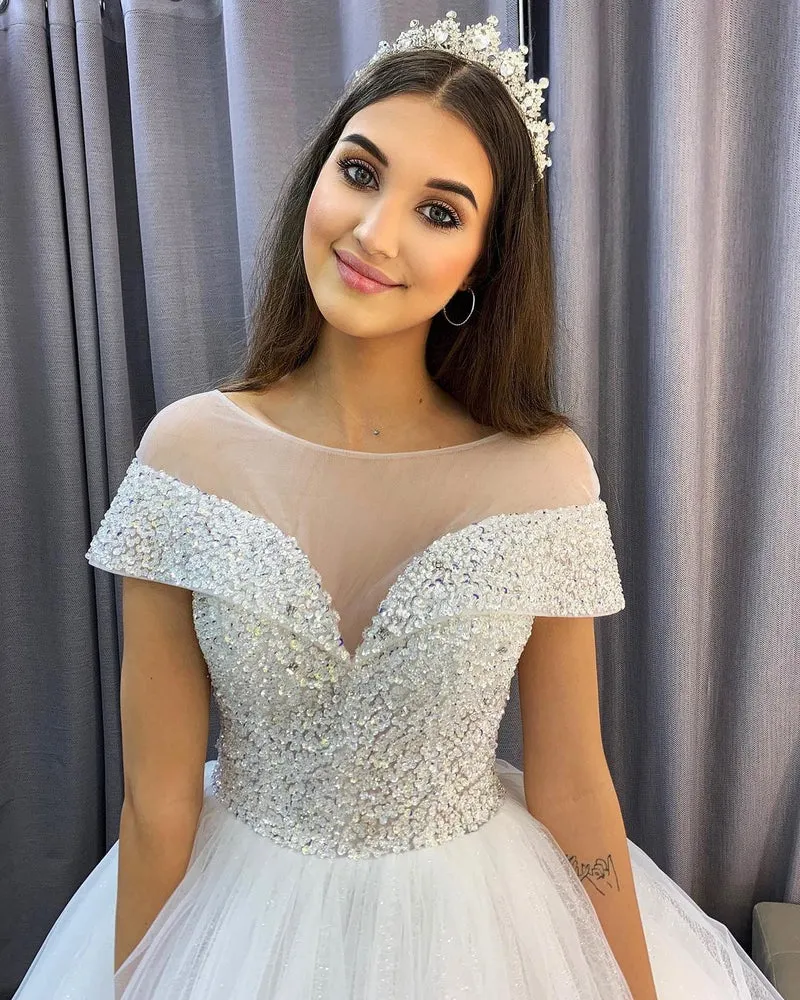 Robe de mariée élégante coupe trapèze, col bateau, traîne en cristal, paillettes et tulle