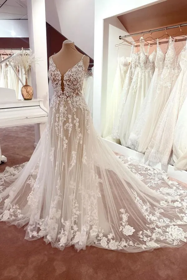 Robe de mariée élégante en dentelle florale, coupe trapèze, col en V, sans manches, avec tulle et style bohème