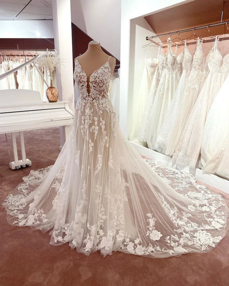 Robe de mariée élégante en dentelle florale, coupe trapèze, col en V, sans manches, avec tulle et style bohème