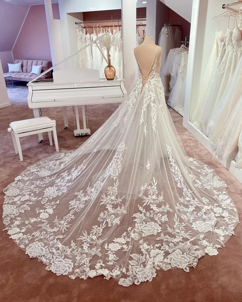 Robe de mariée élégante en dentelle florale, coupe trapèze, col en V, sans manches, avec tulle et style bohème