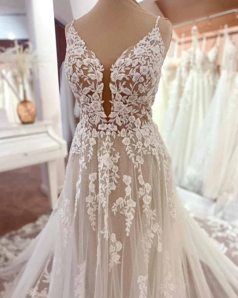 Robe de mariée élégante en dentelle florale, coupe trapèze, col en V, sans manches, avec tulle et style bohème