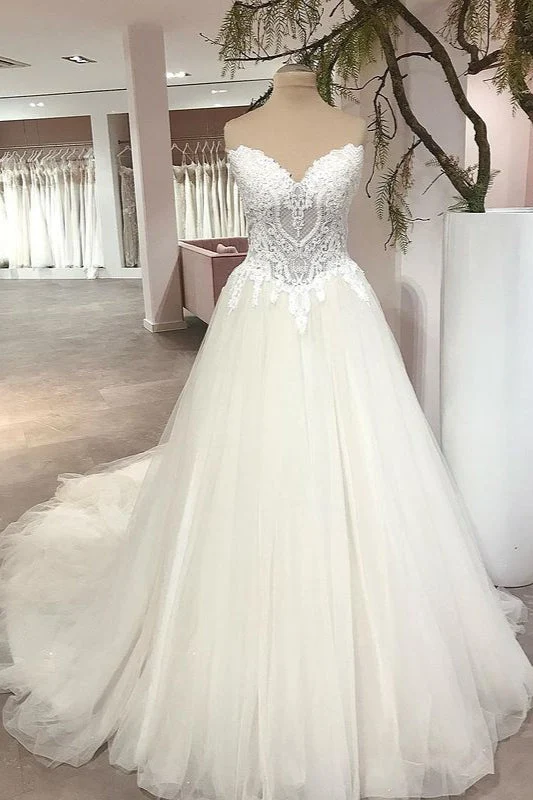 Robe de mariée élégante coupe trapèze en cœur : dentelle dos nu, appliqués en tulle jusqu'au sol