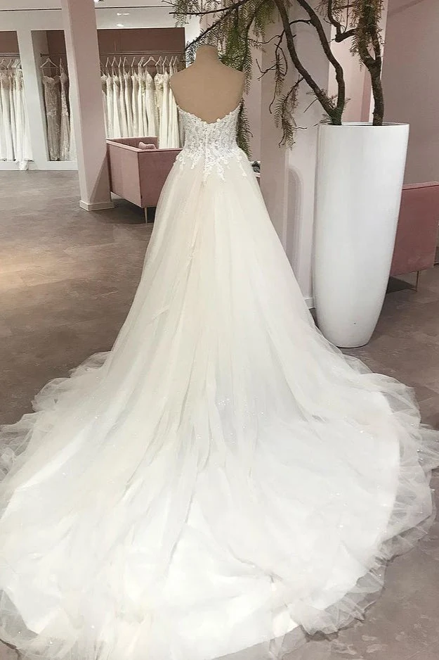 Robe de mariée élégante coupe trapèze en cœur : dentelle dos nu, appliqués en tulle jusqu'au sol