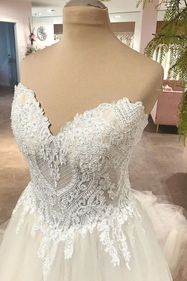 Robe de mariée élégante coupe trapèze en cœur : dentelle dos nu, appliqués en tulle jusqu'au sol