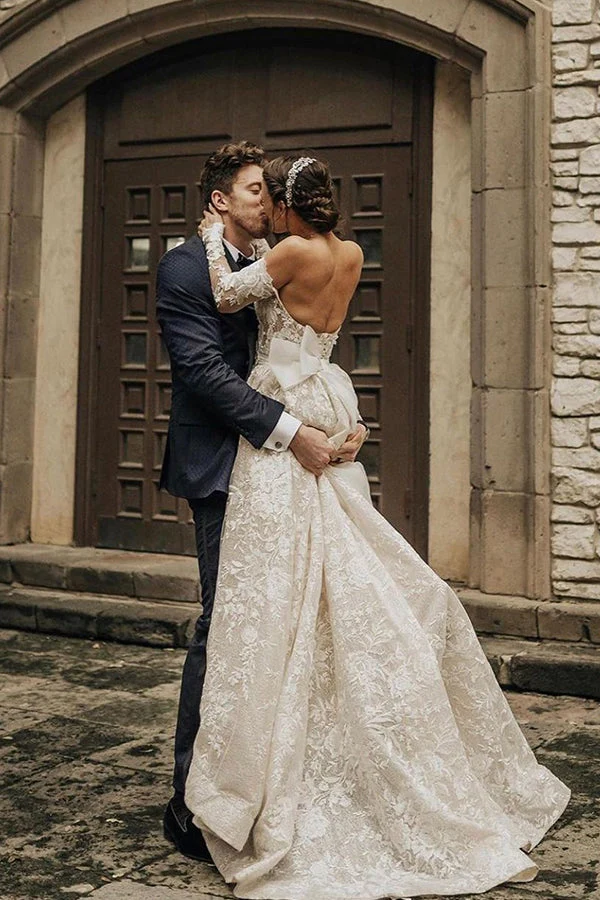 Charmante robe de mariée trapèze à épaules dénudées, manches longues, nœud et dentelle