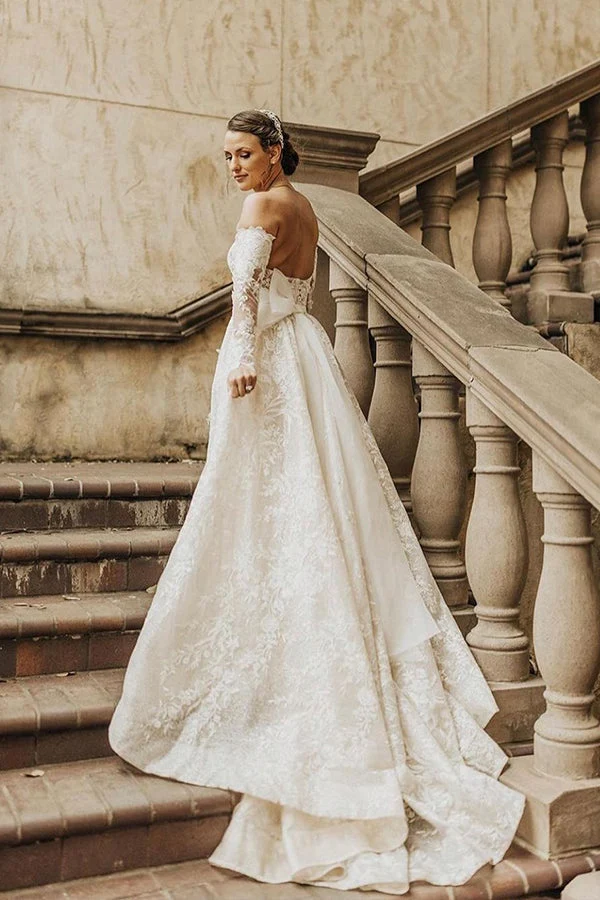 Charmante robe de mariée trapèze à épaules dénudées, manches longues, nœud et dentelle