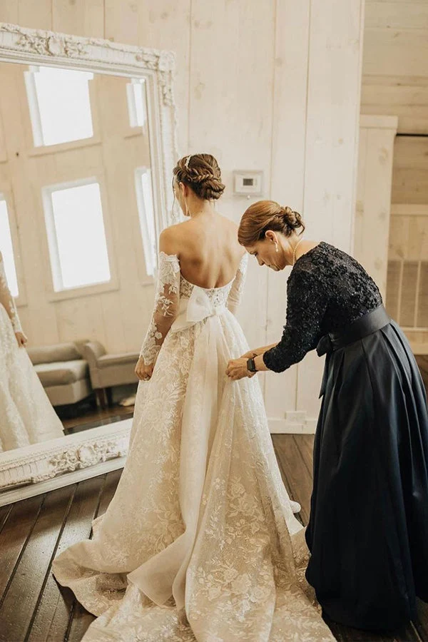 Charmante robe de mariée trapèze à épaules dénudées, manches longues, nœud et dentelle
