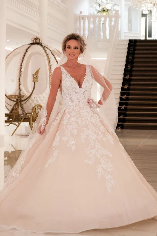 Robe de mariée élégante, coupe trapèze, décolleté en V profond, bretelles spaghetti, longueur au sol, dos nu, avec appliques en dentelle