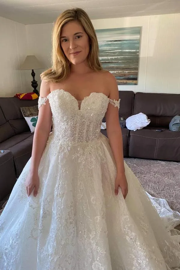 Robe de mariée élégante en dentelle à épaules dénudées et appliques perlées