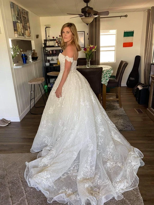 Robe de mariée élégante en dentelle à épaules dénudées et appliques perlées