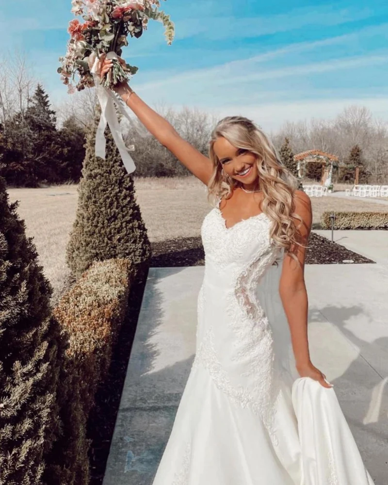 Robe de mariée sirène blanche élégante à col en V avec appliques en dentelle et bretelles spaghetti
