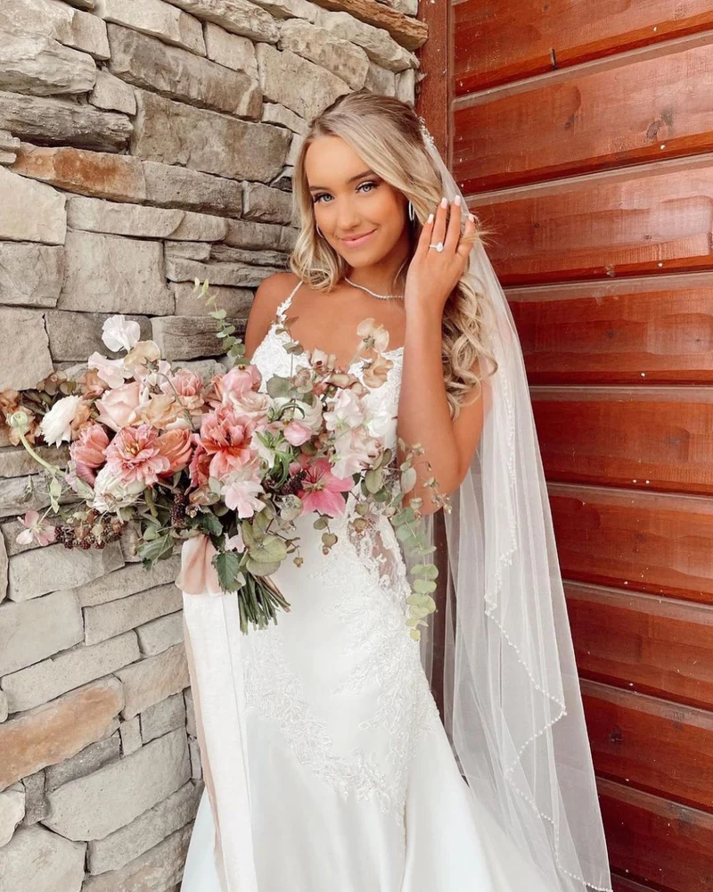 Robe de mariée sirène blanche élégante à col en V avec appliques en dentelle et bretelles spaghetti