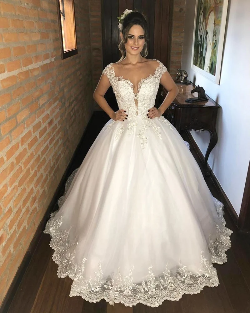 Robe de mariée élégante à col en V et longueur au sol avec appliques en dentelle délicates