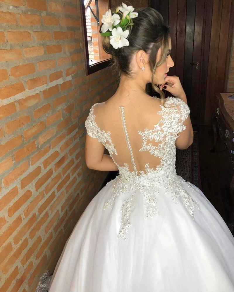 Robe de mariée élégante à col en V et longueur au sol avec appliques en dentelle délicates