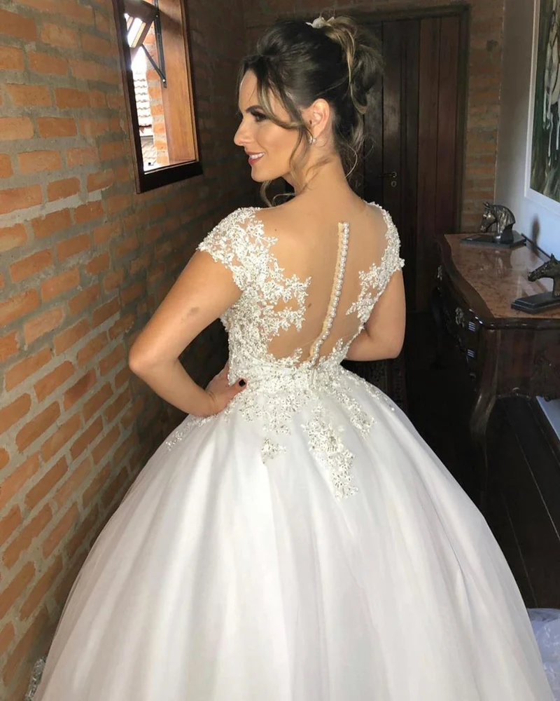 Robe de mariée élégante à col en V et longueur au sol avec appliques en dentelle délicates