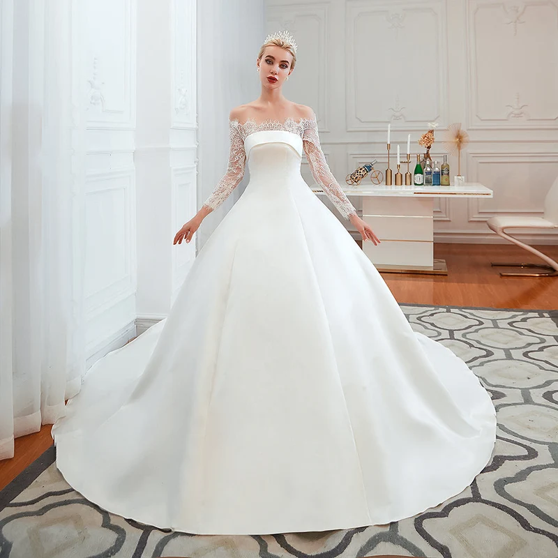 Robe de mariée élégante en satin à épaules dénudées et manches longues, coupe trapèze, avec dentelle délicate