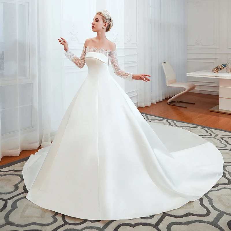 Robe de mariée élégante en satin à épaules dénudées et manches longues, coupe trapèze, avec dentelle délicate
