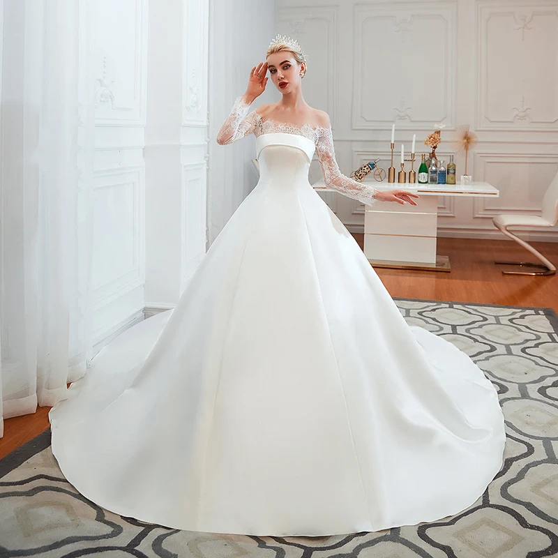 Robe de mariée élégante en satin à épaules dénudées et manches longues, coupe trapèze, avec dentelle délicate