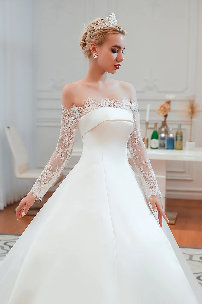 Robe de mariée élégante en satin à épaules dénudées et manches longues, coupe trapèze, avec dentelle délicate