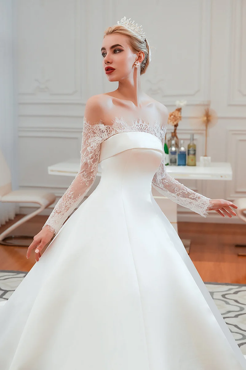 Robe de mariée élégante en satin à épaules dénudées et manches longues, coupe trapèze, avec dentelle délicate