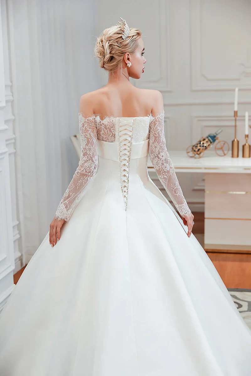 Robe de mariée élégante en satin à épaules dénudées et manches longues, coupe trapèze, avec dentelle délicate
