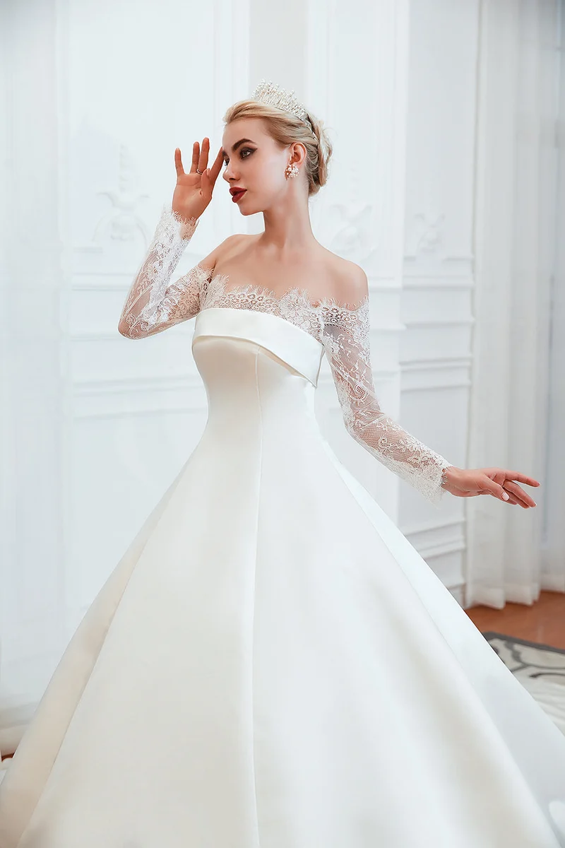 Robe de mariée élégante en satin à épaules dénudées et manches longues, coupe trapèze, avec dentelle délicate