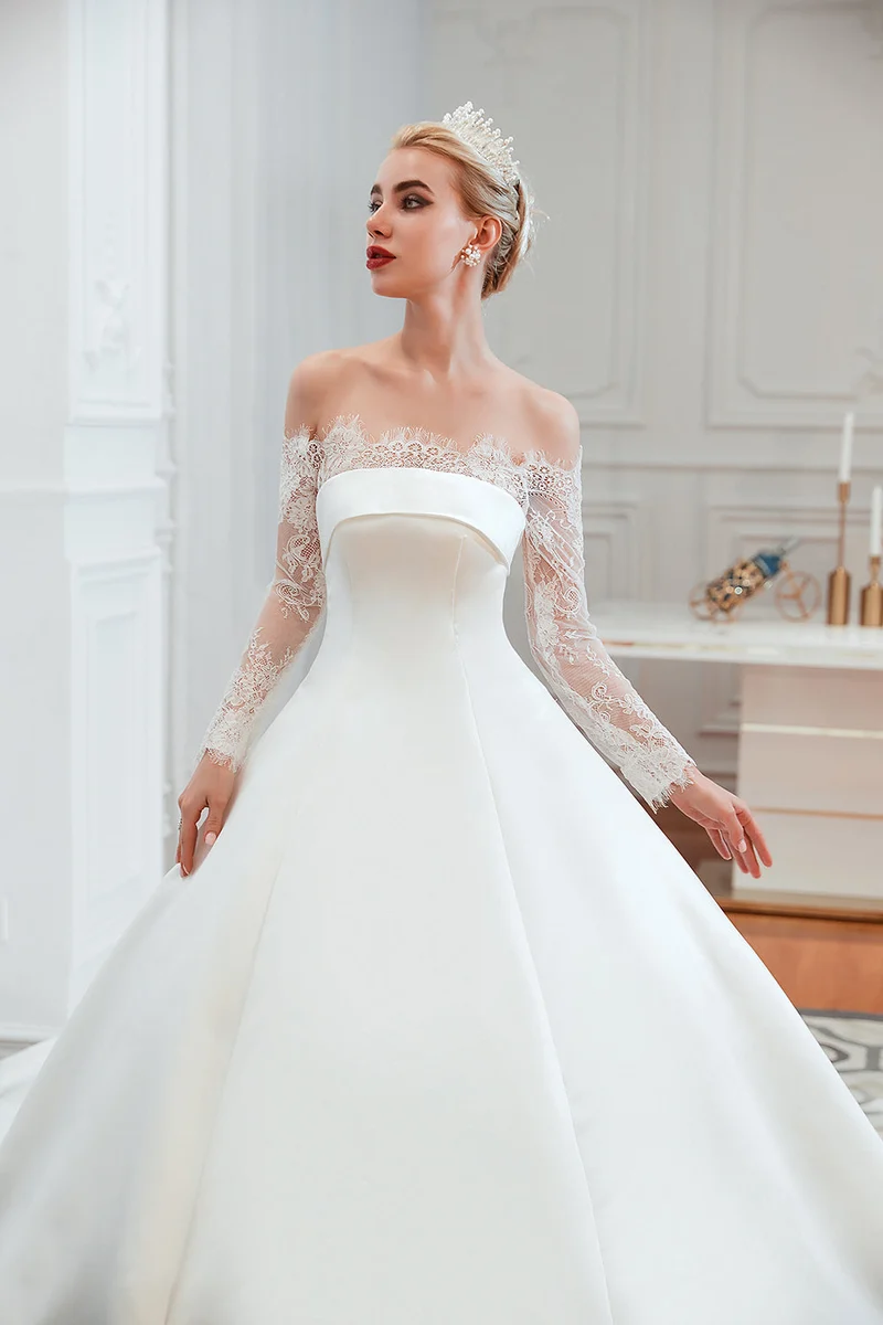 Robe de mariée élégante en satin à épaules dénudées et manches longues, coupe trapèze, avec dentelle délicate