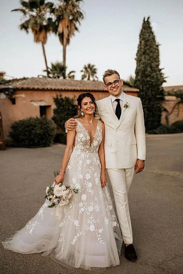 Robe de mariée trapèze élégante à bretelles style bohème, col en V et appliqués délicats
