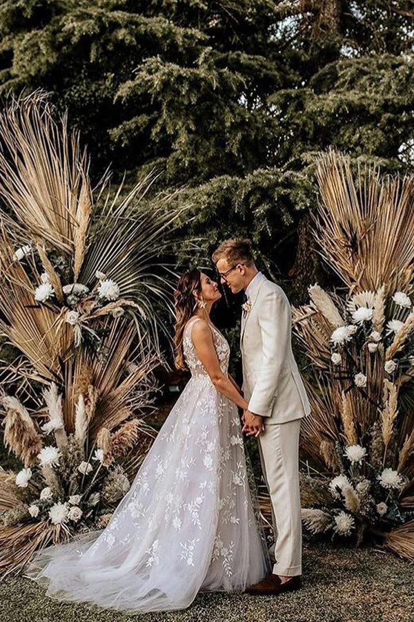 Robe de mariée trapèze élégante à bretelles style bohème, col en V et appliqués délicats