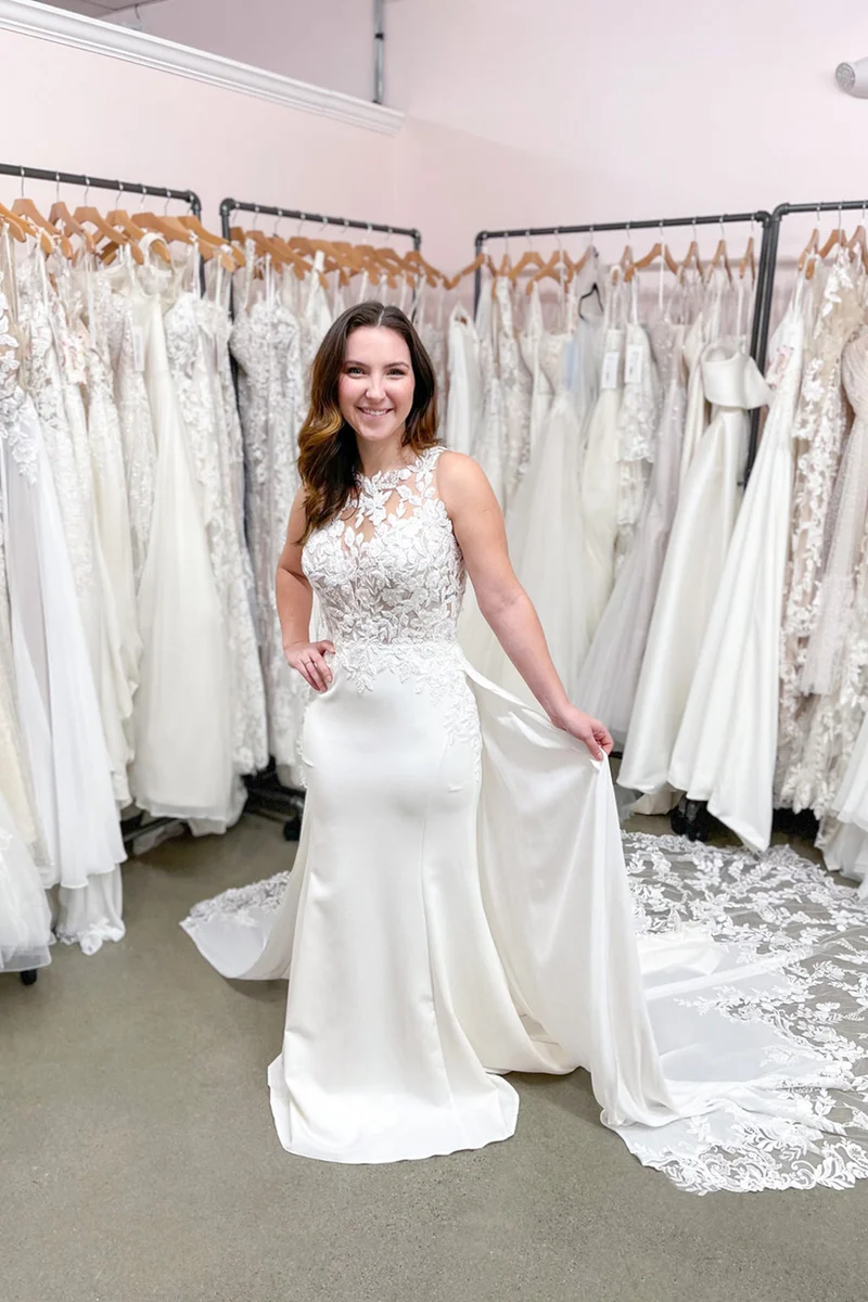Charmante robe de mariée sirène longue au sol avec de magnifiques appliques en dentelle