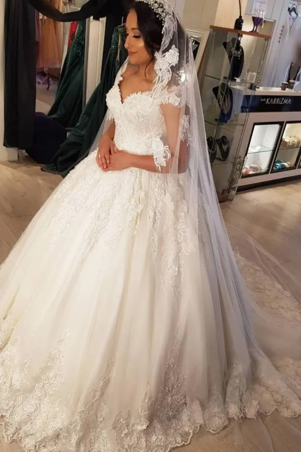 Robe de mariée princesse élégante en dentelle à épaules dénudées : robe de mariée longue à traîne chapelle