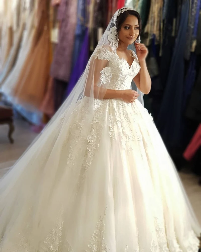 Robe de mariée princesse élégante en dentelle à épaules dénudées : robe de mariée longue à traîne chapelle