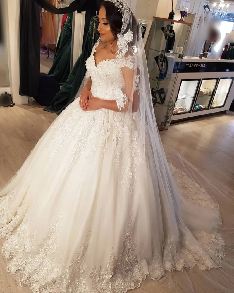 Robe de mariée princesse élégante en dentelle à épaules dénudées : robe de mariée longue à traîne chapelle