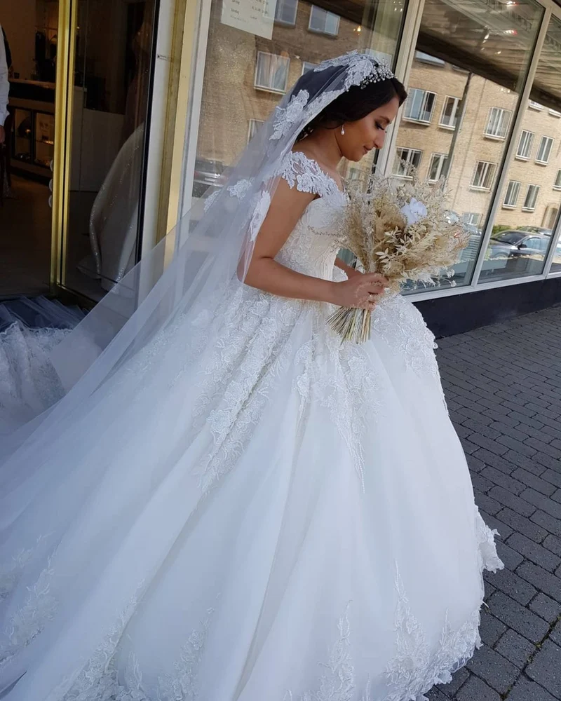 Robe de mariée princesse élégante en dentelle à épaules dénudées : robe de mariée longue à traîne chapelle
