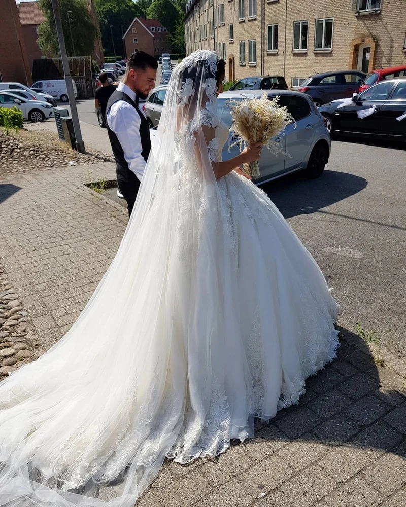 Robe de mariée princesse élégante en dentelle à épaules dénudées : robe de mariée longue à traîne chapelle